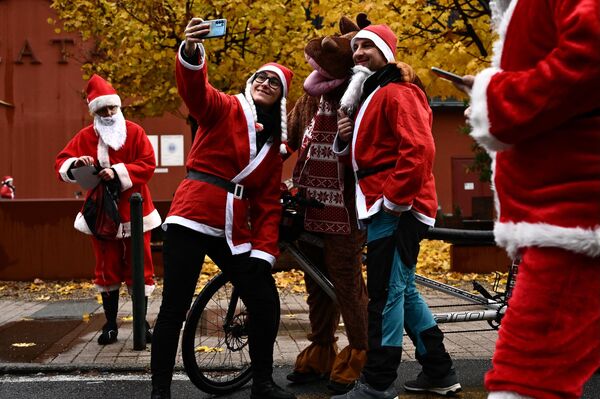 Рождественские забеги в Германии традиционно собирают множество участников. - Sputnik Казахстан