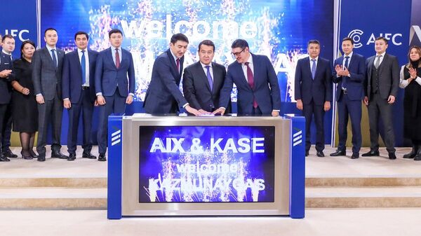 Премьер-Министр РК Алихан Смаилов принял участие в церемонии открытия торгов акциями АО НК КазМунайГаз в рамках крупнейшего IPO в истории фондового рынка Казахстана - Sputnik Казахстан