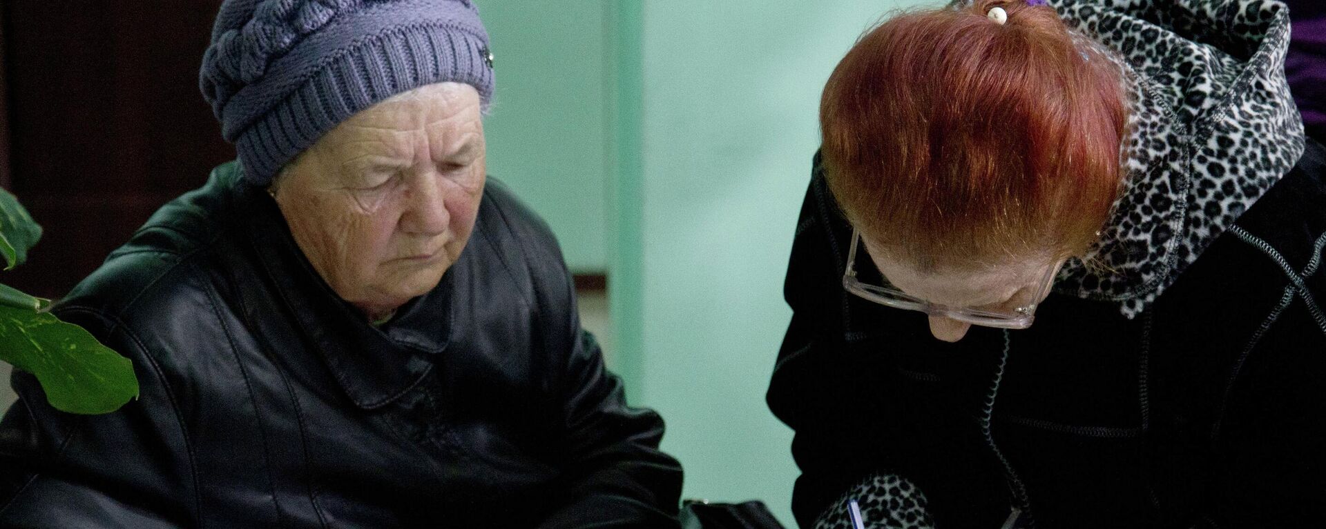 Женщины заполняют необходимые документы для перерасчета пенсий, архивное фото - Sputnik Казахстан, 1920, 08.12.2022