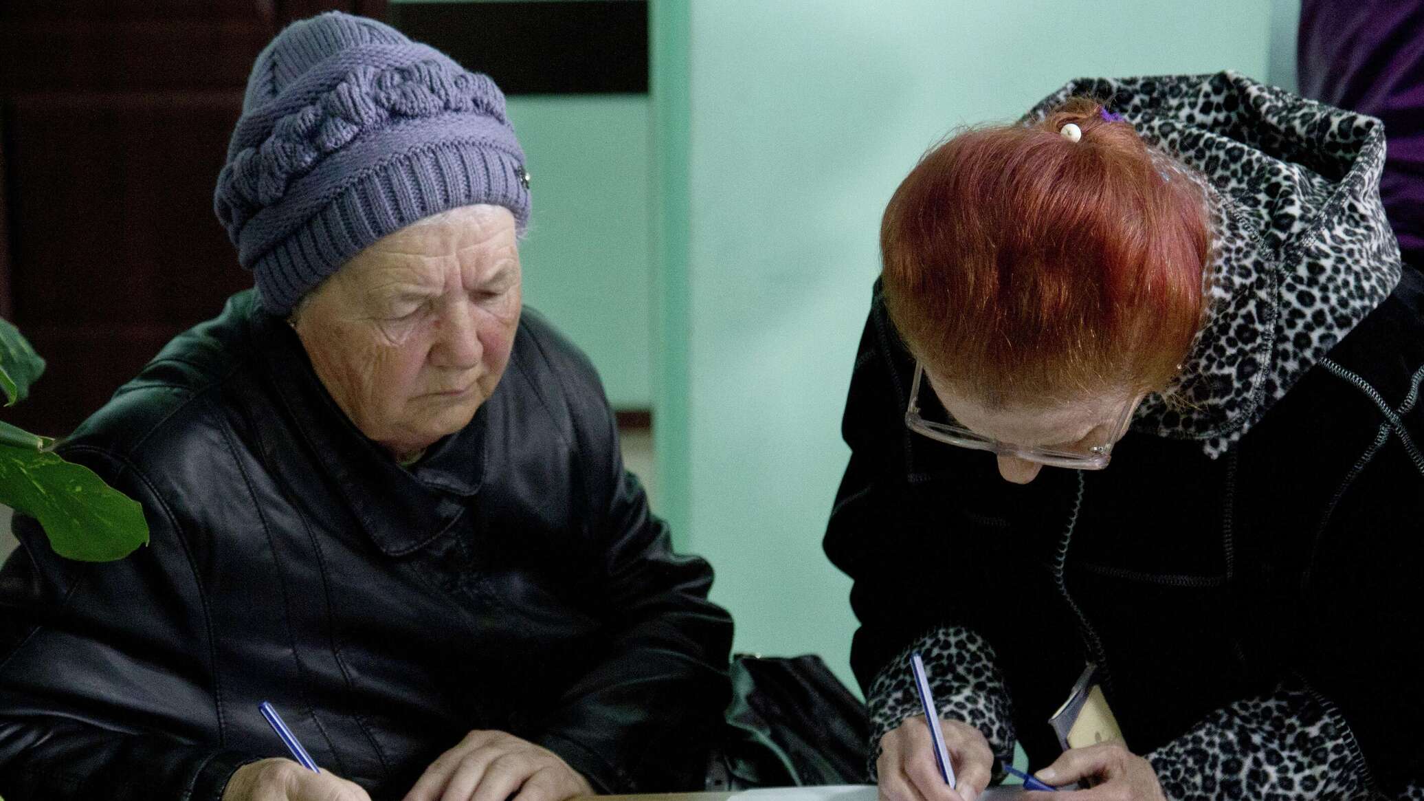 Подмосковная пенсия. Пенсионер в соцзащите. Помощь для одиноких пенсионеров от соцзащиты. Пенсионеры в поддержку военнослужащих картинки. Выплаты одиноким пенсионерам старше 65 лет в Московской области.