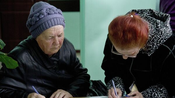 Женщины заполняют необходимые документы для перерасчета пенсий, архивное фото - Sputnik Казахстан