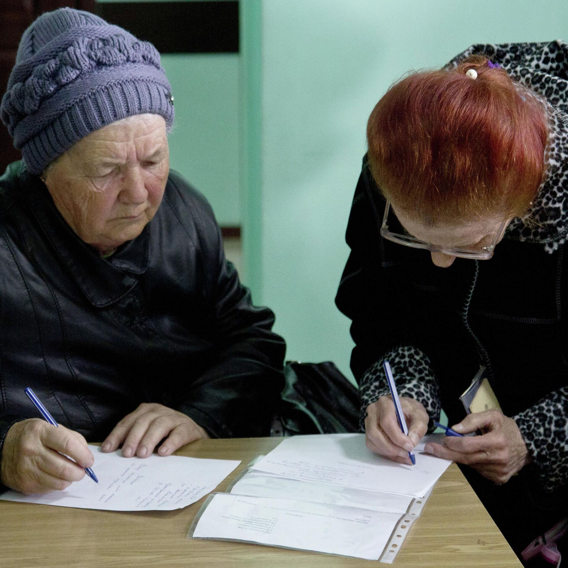 Работа для пенсионеров сегодня. Пенсионер в соцзащите. Выплаты одиноким пенсионерам старше 65 лет в Московской области. Пенсионеры в поддержку военнослужащих картинки.