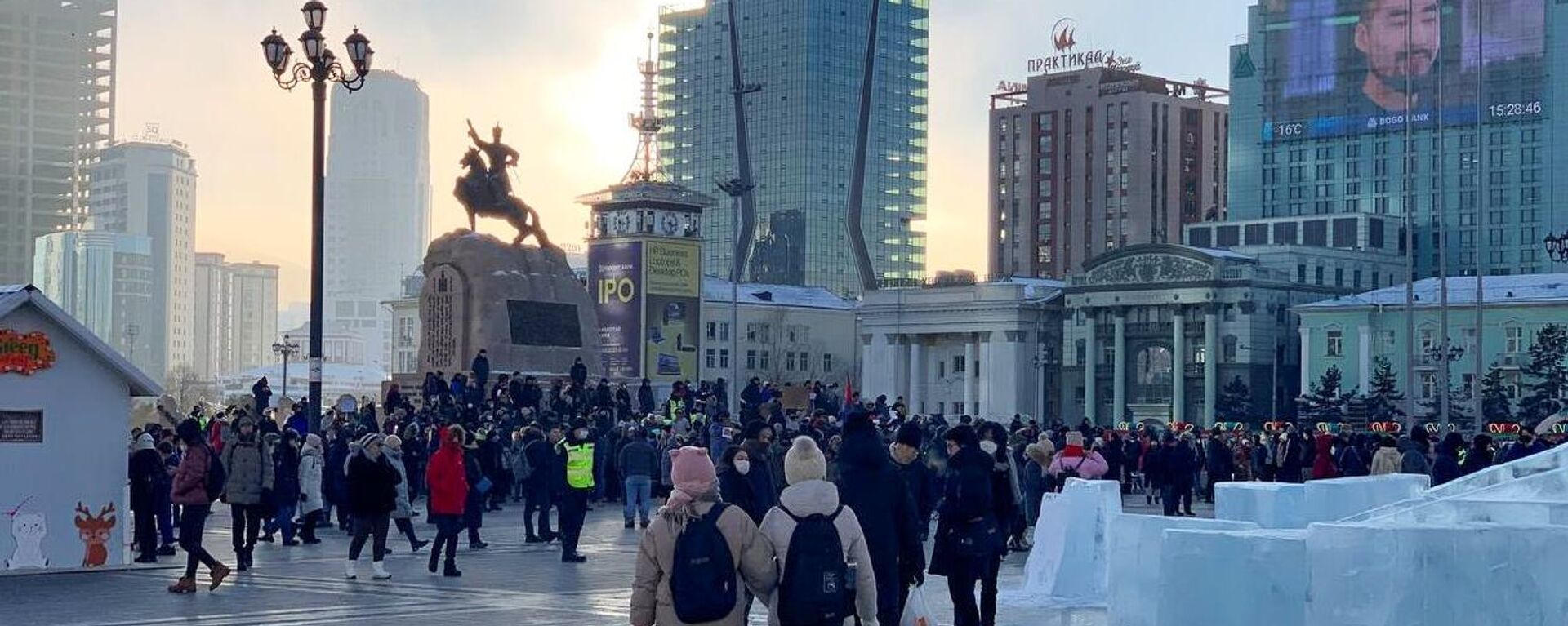 Протестующие на площади Сухэ-Батора в Улан-Баторе.  - Sputnik Казахстан, 1920, 08.12.2022
