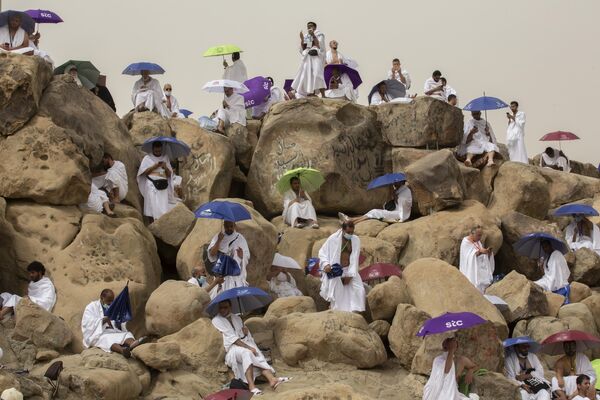 Многие ищут в горах уединения, успокоения. На фото: мусульманские паломники во время молитвы на Горе милосердия в Саудовской Аравии. - Sputnik Казахстан