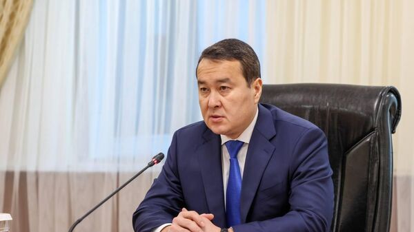 Алихан Смаилов провел встречу с вице-президентом компании ArcelorMittal Виджаем Гоялом - Sputnik Казахстан