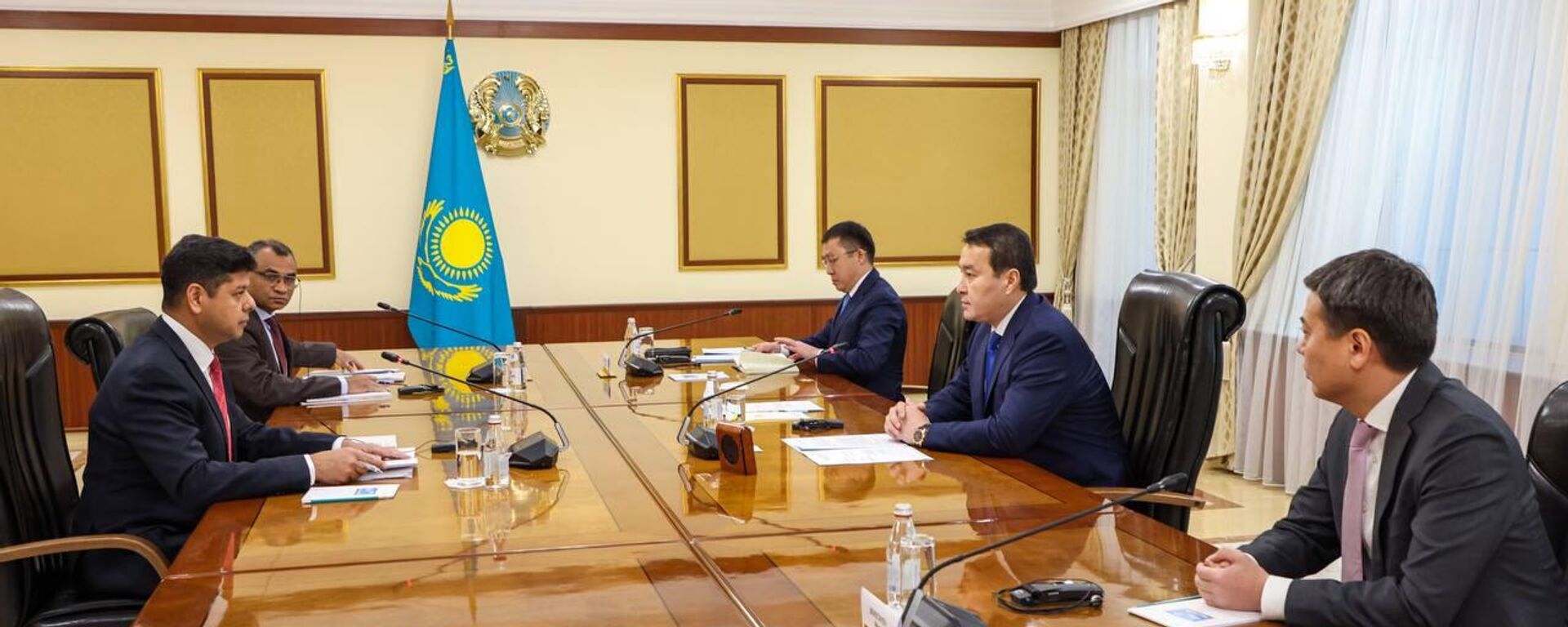 Алихан Смаилов провел встречу с вице-президентом компании ArcelorMittal Виджаем Гоялом - Sputnik Казахстан, 1920, 09.12.2022