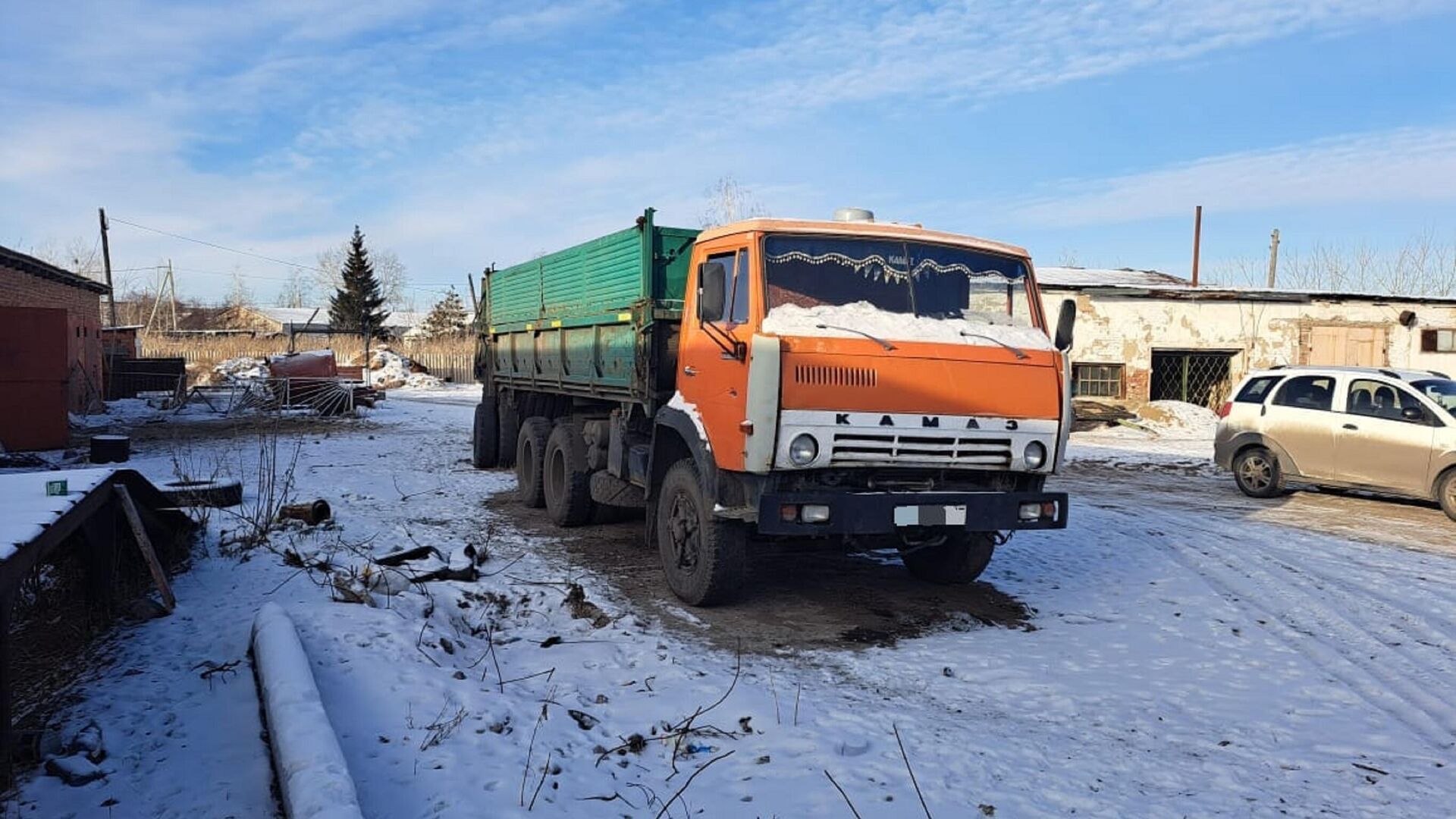 Украли, но не смогли вывезти: воры угнали неисправный КамАЗ с пшеницей -  10.12.2022, Sputnik Казахстан