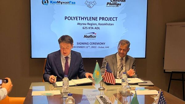 Глава КМГ Магзум Мирзагалиев и вице-президента по технологиям и новым разработкам компании Chevron Phillips Chemical Венки Чандрашекар  - Sputnik Казахстан
