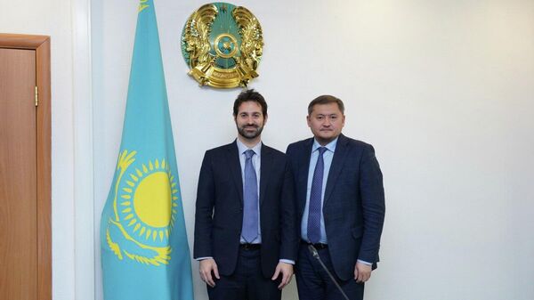 Министр науки и высшего образования Казахстана Саясат Нурбек и директор международного сектора Coursera Мэтью Кляйн - Sputnik Казахстан