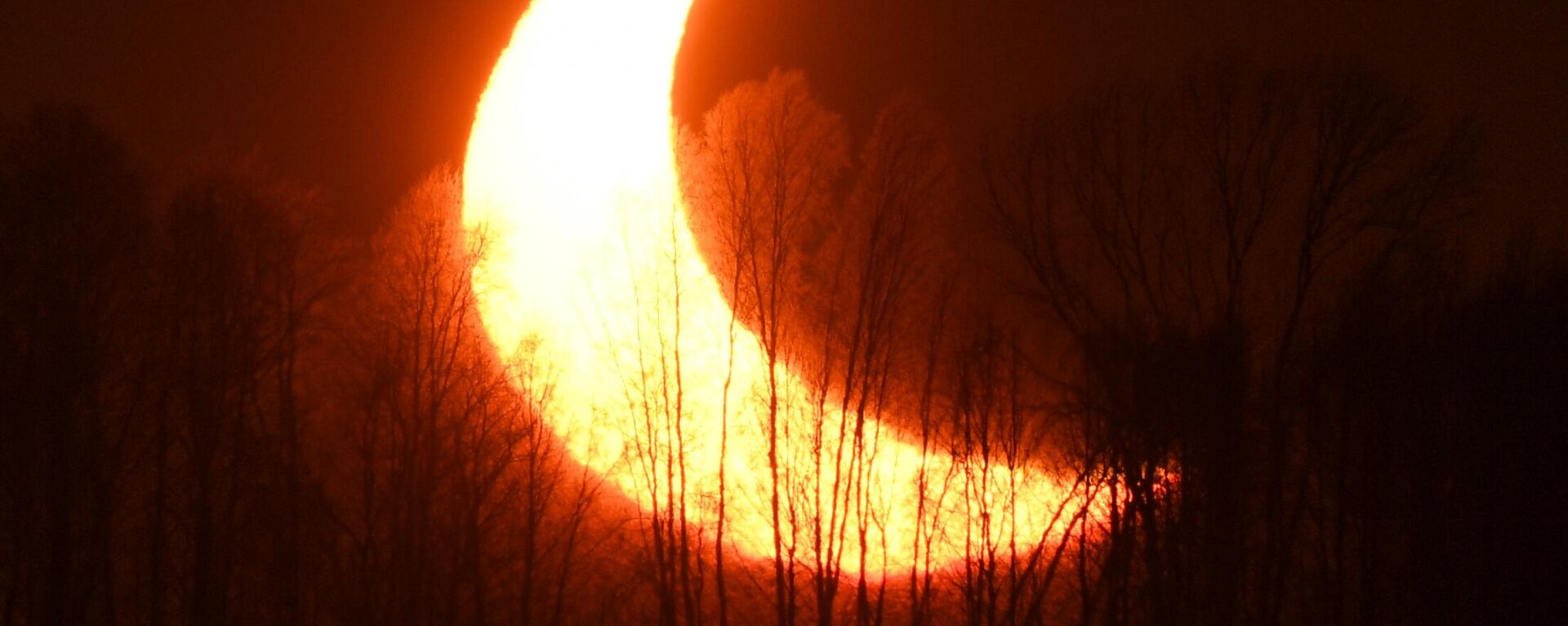 Частичное солнечное затмение, наблюдаемое на закате вблизи Новосибирска - Sputnik Казахстан, 1920, 04.01.2023