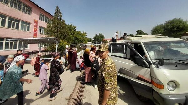 Жители Лейлекского района Баткенской области покидают свои дома во время обстрелов со стороны таджикских военных - Sputnik Казахстан