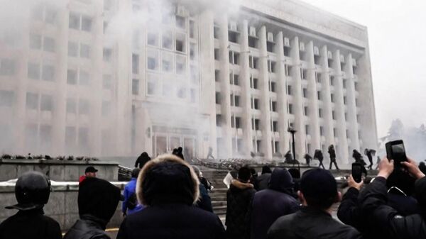Здание городской администрации, которое было подожжено во время беспорядков в Алматы - Sputnik Казахстан