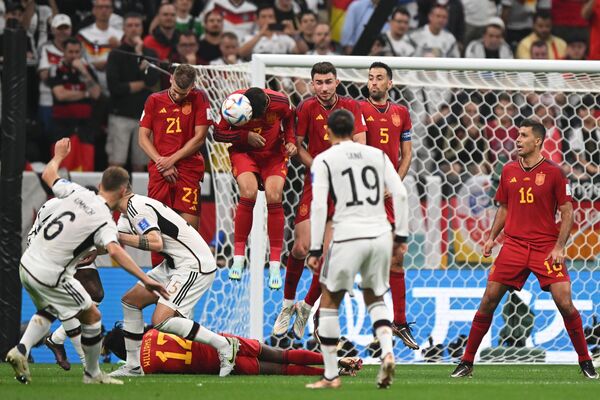 Игровой момент у ворот сборной Испании на чемпионате мира по футболу в Катаре - Sputnik Казахстан