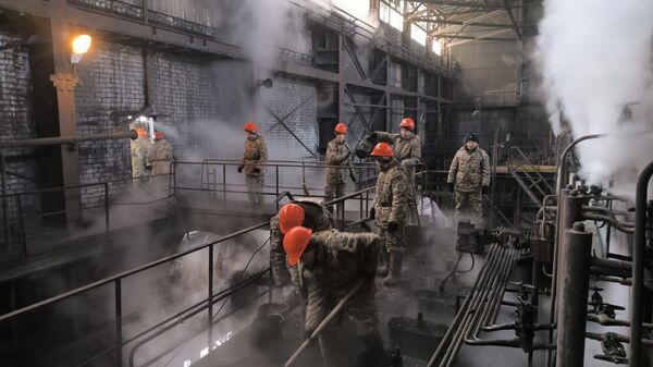 Спасатели и военнослужащие в ручном режиме подают уголь на ТЭЦ-1 г. Семей - Sputnik Қазақстан