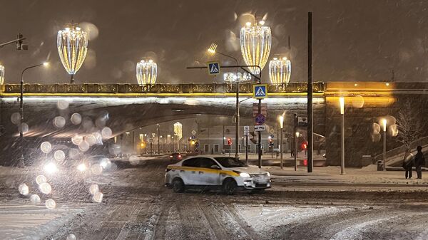 Движение автомобилей во время снегопада в Москве - Sputnik Қазақстан