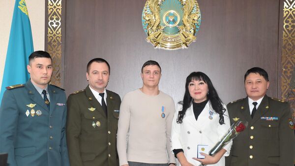 Боксера-профессионала из Петропавловска наградили за спасение человека из горящего дома - Sputnik Казахстан