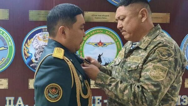 Военнослужащего наградили медалью за спасение трех человек на пожаре в Алматы - Sputnik Казахстан