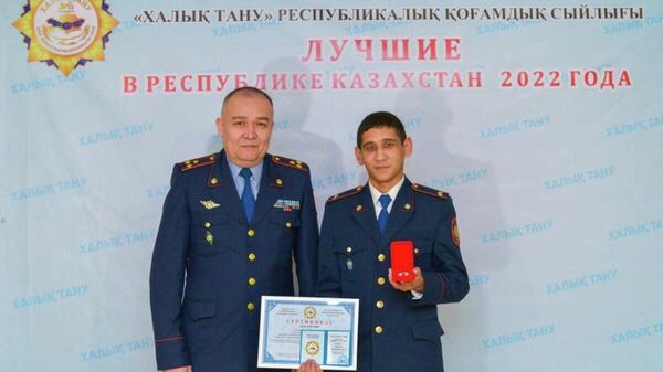 Награду в номинации “Лучший поступок” получил старший сержант полиции, спасший двух тонущих детей - Sputnik Казахстан