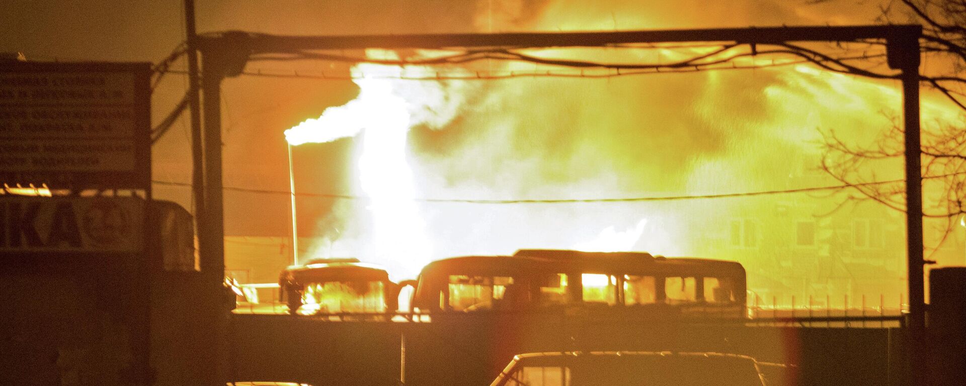 Крупный пожар на автостоянке в Твери - Sputnik Қазақстан, 1920, 09.06.2023