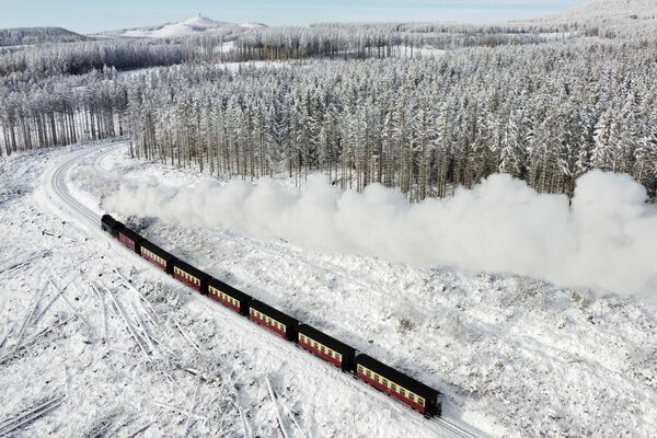 Железная дорога в окружении снежных пейзажей в горах Гарц в Германии. - Sputnik Казахстан