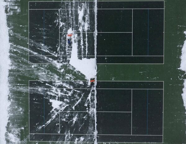 Уборка снега с теннисного корта в Бренчли, юго-восточная Англия. - Sputnik Казахстан