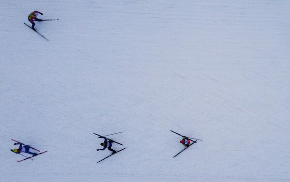 Отдыхающие на одной из трасс лыжного комплекса Тирвас (беговые лыжи) в Кировске.  - Sputnik Казахстан