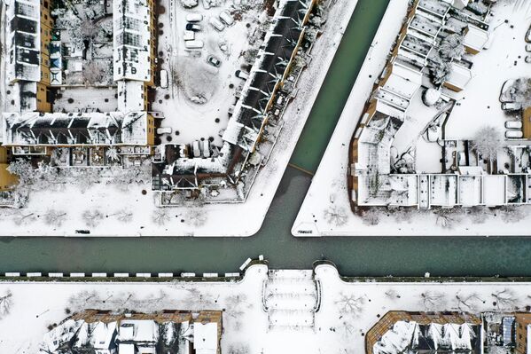 Крыши домов, покрытые снегом, вокруг канала в Уоппинге, восточный Лондон. - Sputnik Казахстан