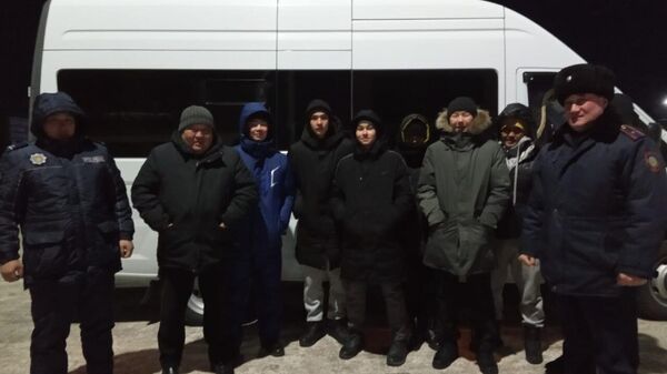 Полицейские помогли замерзающей в степи на севере Казахстана юношеской команде - Sputnik Казахстан