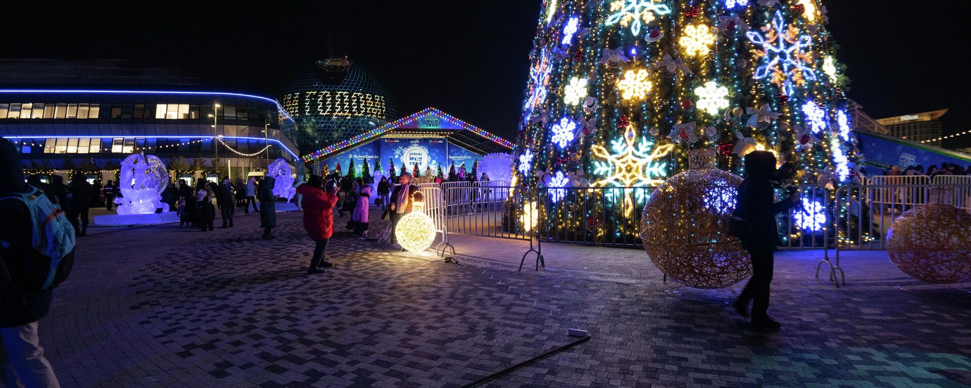 В столице Казахстана зажгли главную новогоднюю елку - Sputnik Казахстан, 1920, 20.12.2022