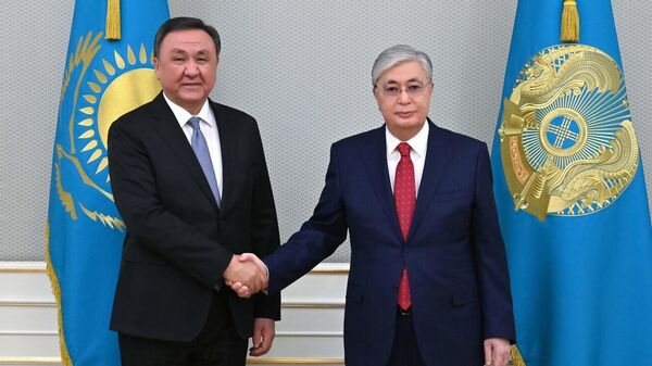  Касым-Жомарт Токаев и генеральный секретарь Организации тюркских государств Кубанычбек Омуралиев - Sputnik Казахстан