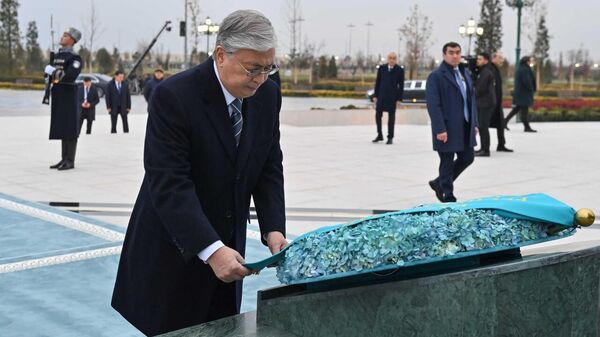 Президент возложил цветы к монументу Независимости, расположенному в парке Янги Узбекистон в Ташкенте - Sputnik Казахстан