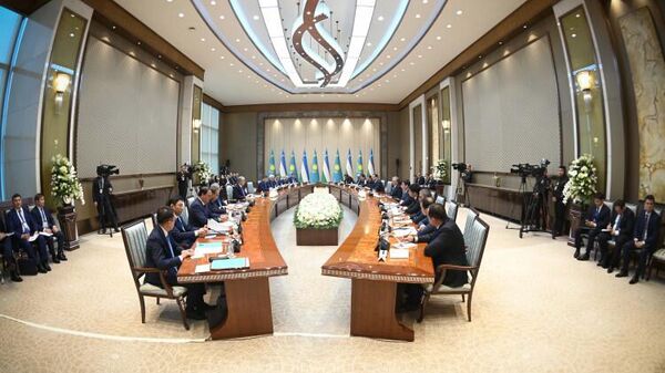Президенты Казахстана и Узбекистана провели переговоры в расширенном составе - Sputnik Казахстан