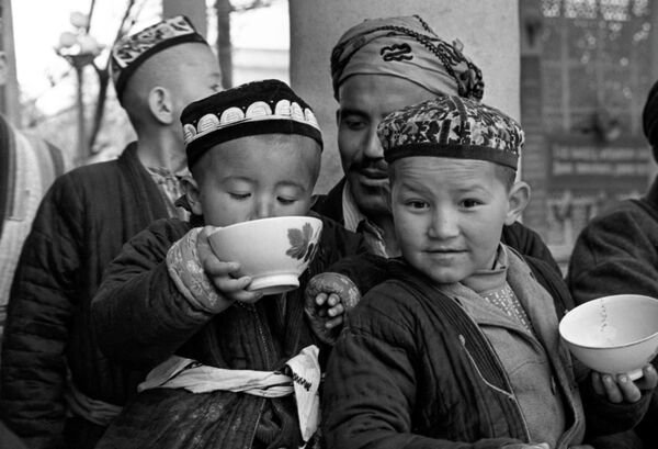 Жители Таджикистана зачастую предпочитают наслаждаться своей чайной традицией в местных заведениях, которые называются &quot;чойхона&quot; (чайхана), где ведут переговоры, отдыхают и делятся новостями, завтракают и обедают, обсуждают проблемы жизни и мироустройства. На фото: Таджикская ССР. Чайхана &quot;Рахат&quot;.  - Sputnik Казахстан