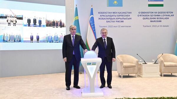Касым-Жомарт Токаев и Шавкат Мирзиёев приняли участие в церемонии запуска строительства совместных объектов - Sputnik Казахстан