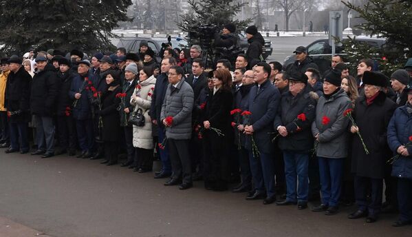 На церемонии открытия памятника также присутствовал аким Алматы Ерболат Досаев. - Sputnik Казахстан