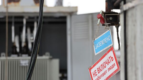 Предупреждающие таблички на трансформаторной будке в населенном пункте, архивное фото - Sputnik Казахстан