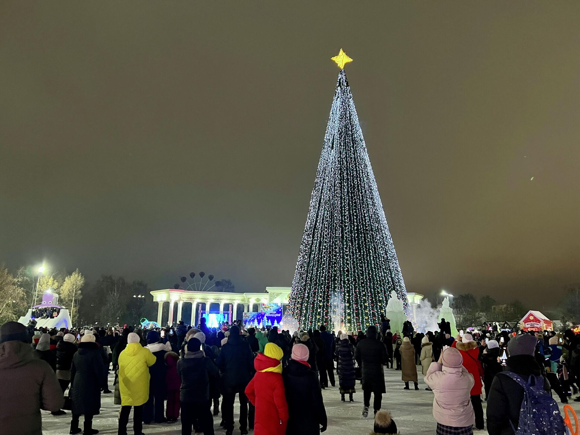 Главная елка в Петропавловске - Sputnik Казахстан, 1920, 25.12.2022