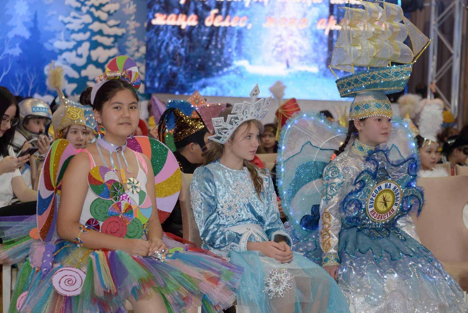 Патриотические карнавальные наряды, сшитые в Айыртауском детском доме, производят настоящий фурор на всю республику - Sputnik Казахстан, 1920, 26.12.2022