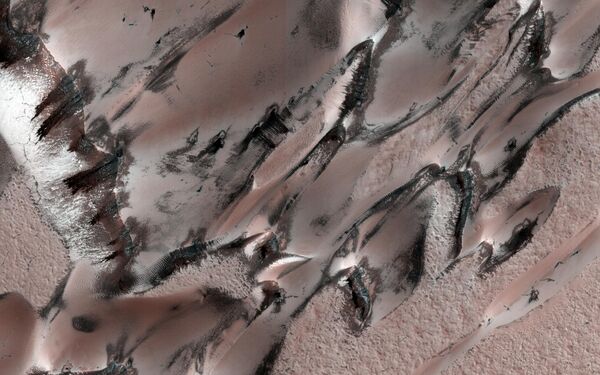 Қызыл ғаламшардағы қар біздің ғаламшардағыдан әлдеқайда өзгеше. Белгілі болғандай, Марстағы қардың екі түрі бар: сулы мұз және құрғақ. - Sputnik Қазақстан