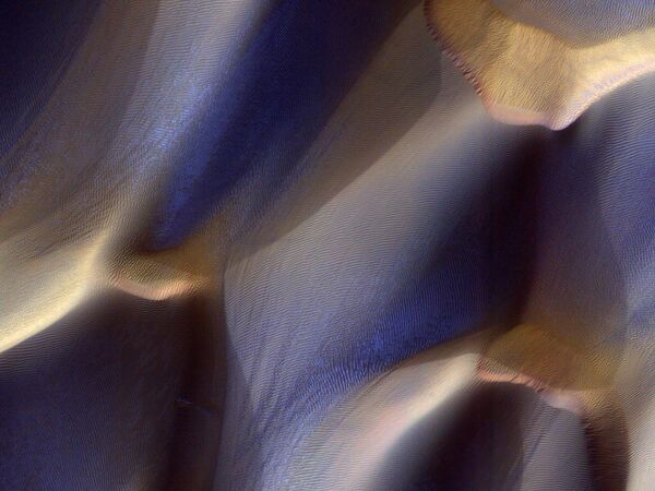 На Марсе сухой лед является твердой формой углекислого газа. Он сублимируется, трансформируясь из твердого состояния в газообразное. - Sputnik Казахстан