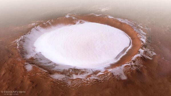 И на Марсе бывает Зима. На фото: знаменитый марсианский кратер Королёва. Ученые полагают, что если когда-то человек решит колонизировать Марс, область вокруг этого кратера вполне может подойти для создания первых поселений. При нехватке воды эта местность с обширными ледяными шапками обеспечит людей жидкостью. - Sputnik Казахстан