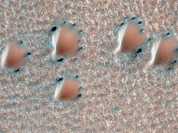 Также интересно то, что снежинки из сухого льда на Марсе имеют форму куба. - Sputnik Казахстан