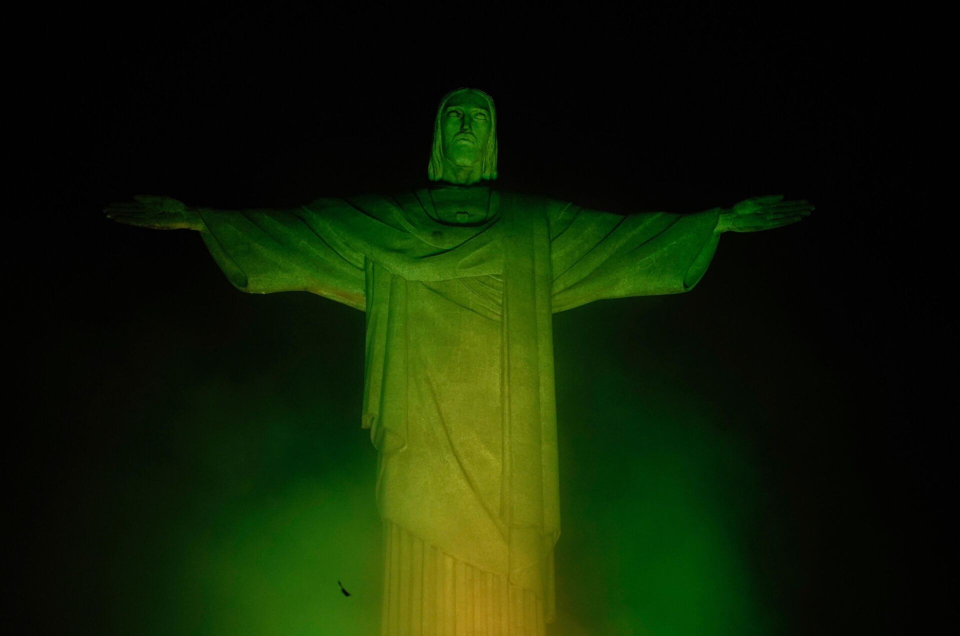 Статуя Христа-Искупителя в Рио-де-Жанейро подсвечена цветами бразильского флага в память о Пеле - Sputnik Казахстан, 1920, 30.12.2022