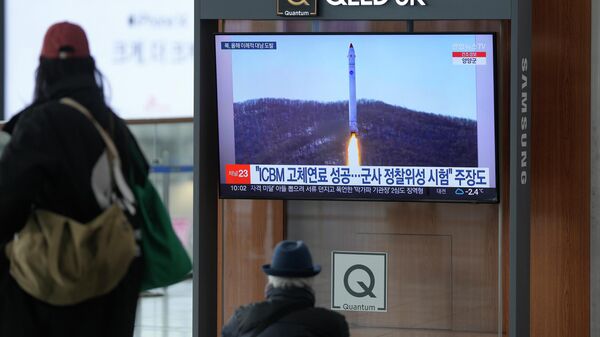 Жители Сеула наблюдают за пуском баллистических ракет из Северной Кореи на мониторах в метро - Sputnik Казахстан