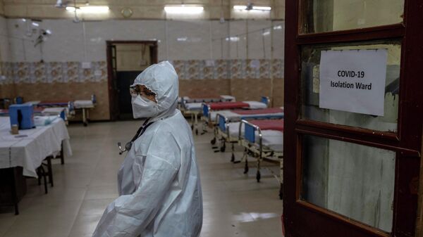 Медик в защитном костюме входит в отделение для заболевших коронавирусом - Sputnik Қазақстан