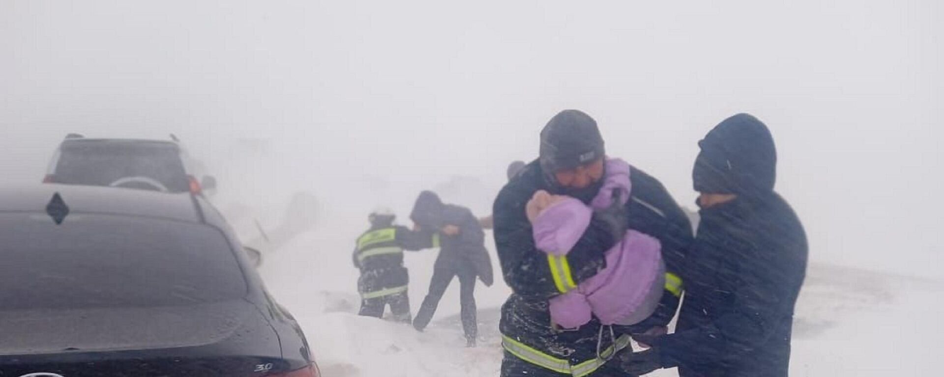 Спасатели помогают эвакуироваться людям, застрявшим на трассе в метель  - Sputnik Казахстан, 1920, 10.01.2023