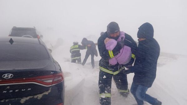 Спасатели помогают эвакуироваться людям, застрявшим на трассе в метель  - Sputnik Казахстан