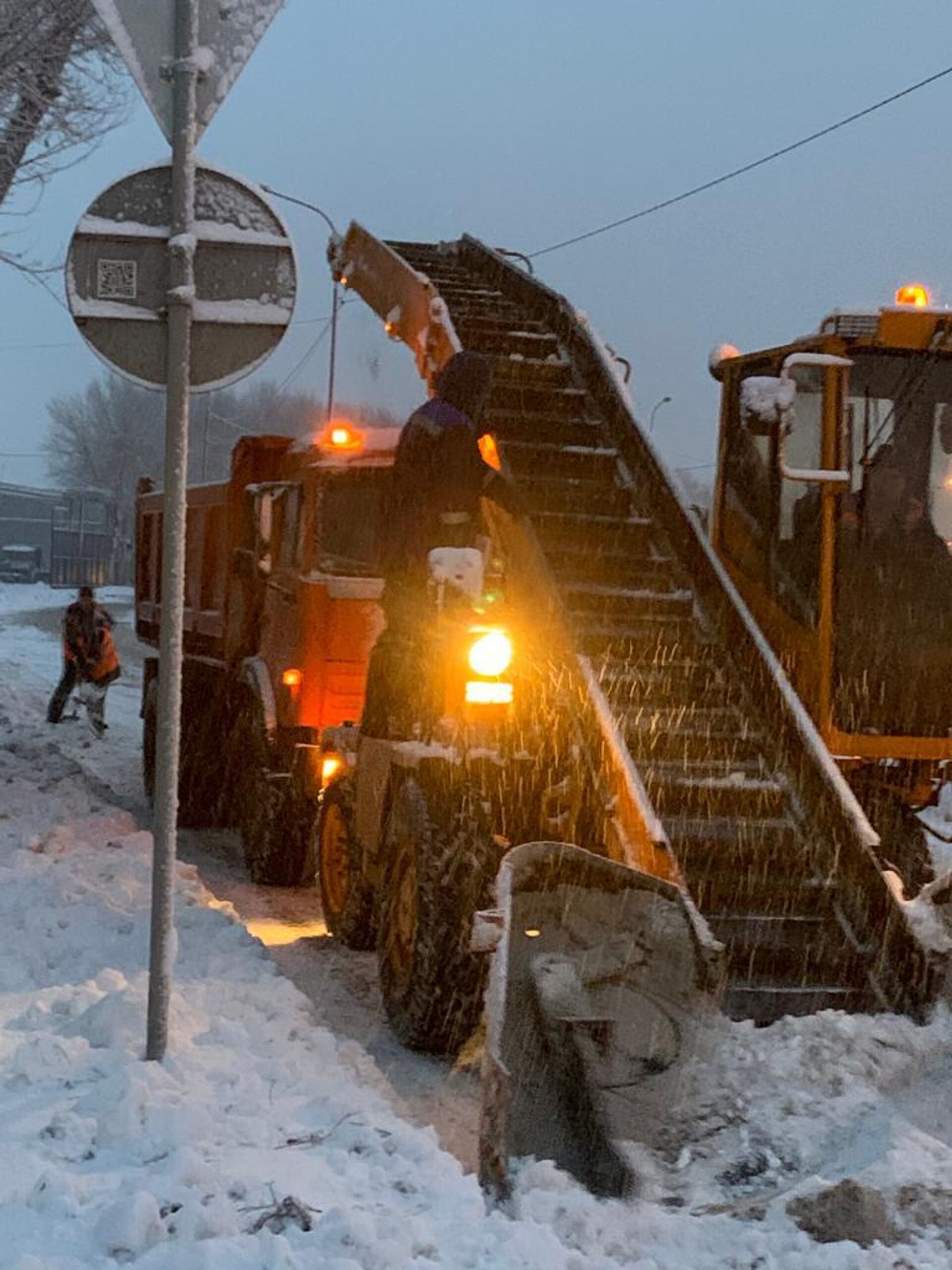 Более 500 единиц спецтехники вышли чистить улицы Алматы от снега - Sputnik Казахстан, 1920, 04.01.2023