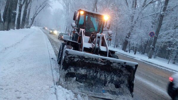 Более 500 единиц спецтехники вышли чистить улицы Алматы от снега - Sputnik Казахстан
