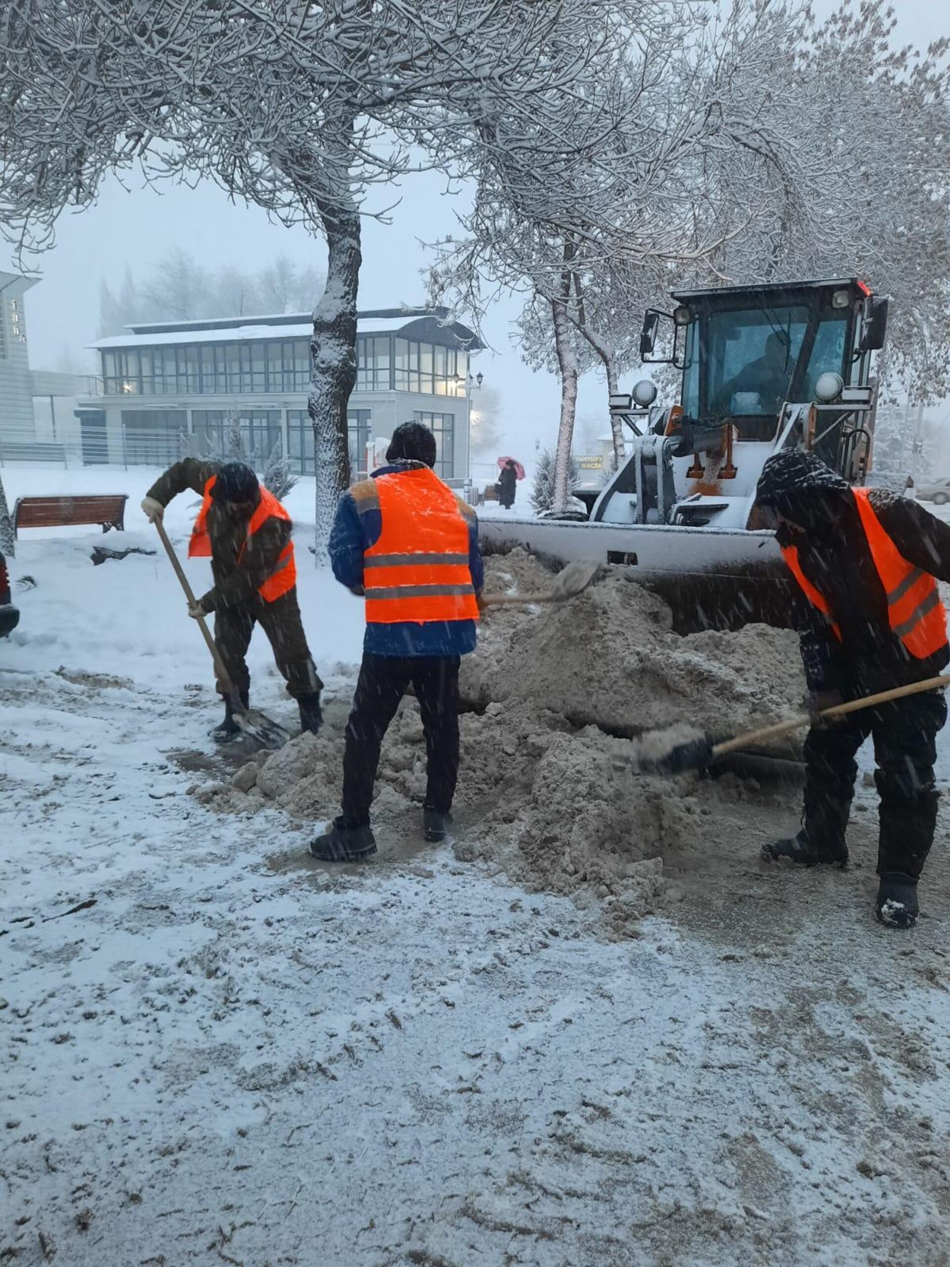 Более 500 единиц спецтехники вышли чистить улицы Алматы от снега - Sputnik Казахстан, 1920, 04.01.2023
